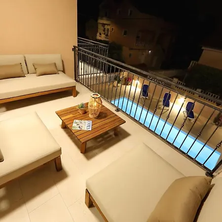 Thalia Apartment *