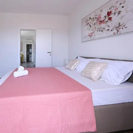 Thalia Apartment *