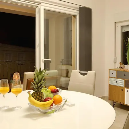 Thalia Apartment *