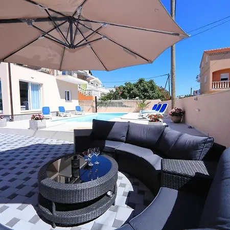 Thalia Apartment *